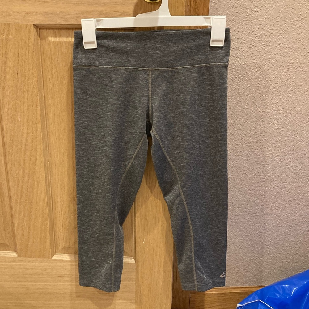 ASICS women’s athletic cropped leggings - gray size small
